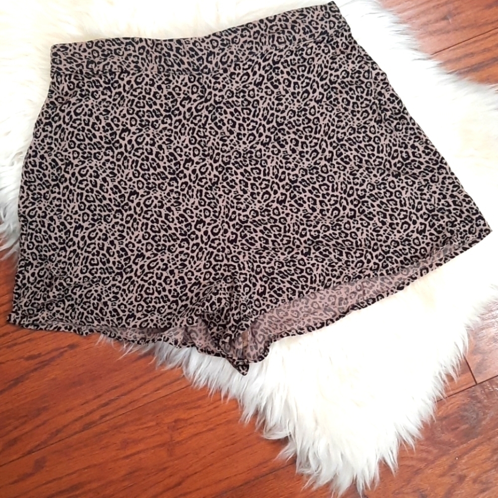 American Eagle Leopard Flat Front Shorts - Picture 1 of 3